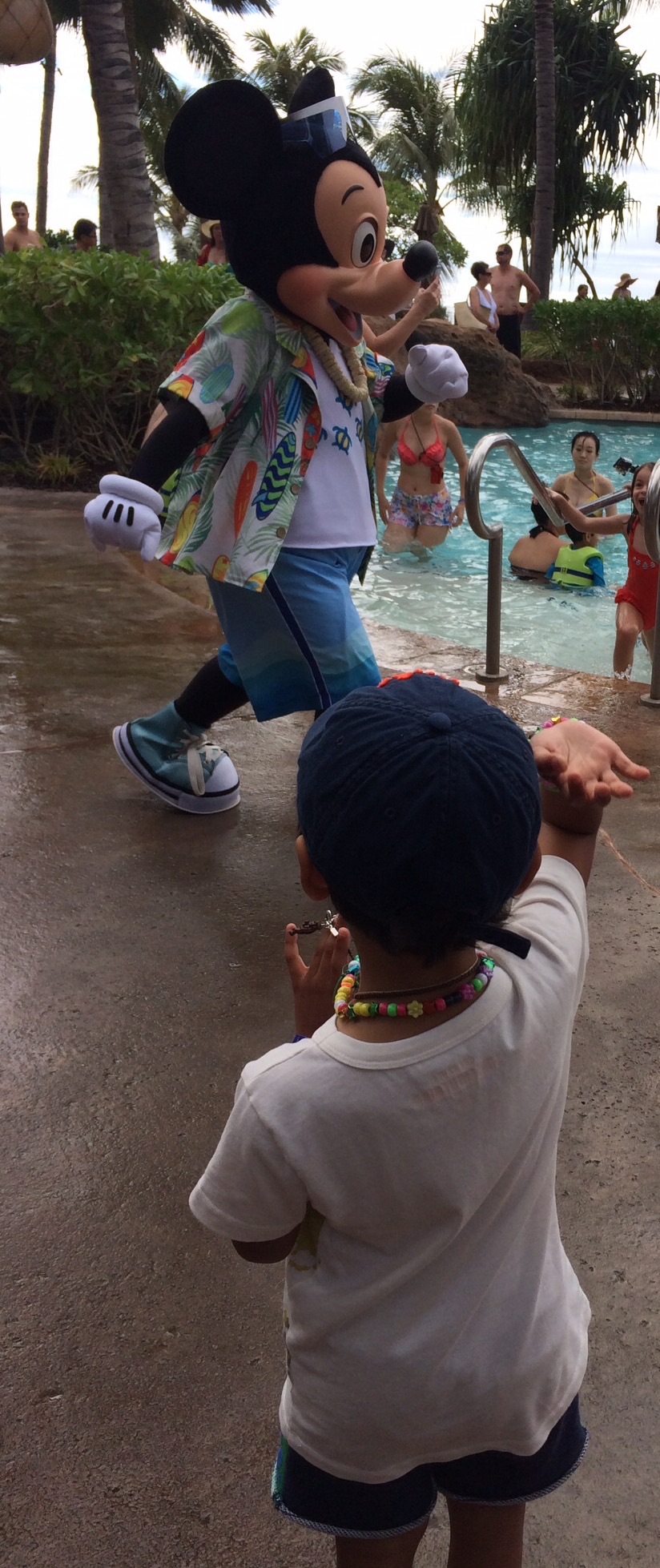 Meeting Mickey Mouse at Aulani in Hawaii with kids