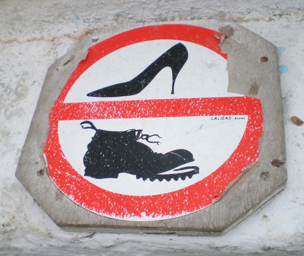 Shoe warning in Santorini